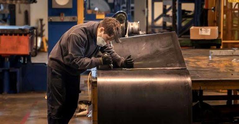 Técnico realizando mantenimiento de bandas transportadoras industrial en planta de Buenos Aires